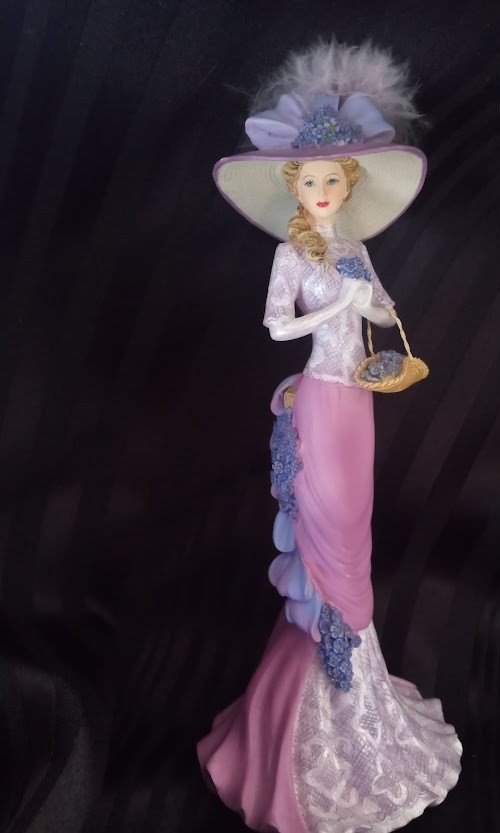 Thomas Kinkade ” Freedom In Fashion ” – Victorian Lady sculpture