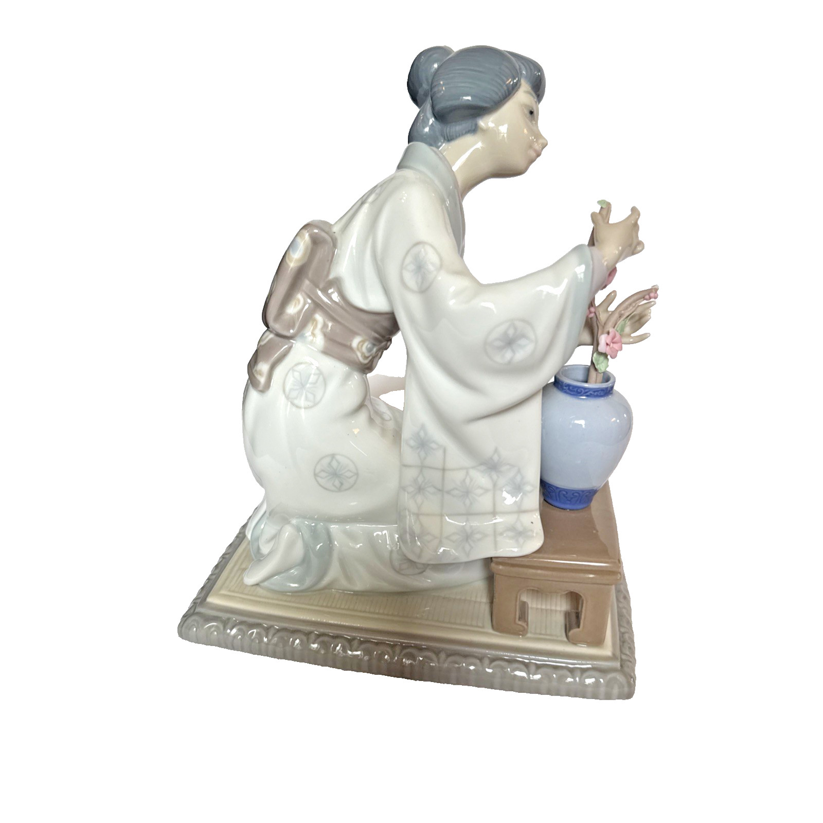 Lladro #4840 Japanese Girl Decorating Geisha Flower Arranger Figurine Retired