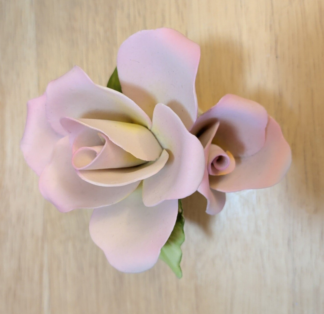 Goldin Crown E&R 2 Roses on Stone Wall – Approx. 3 1/2″ Tall