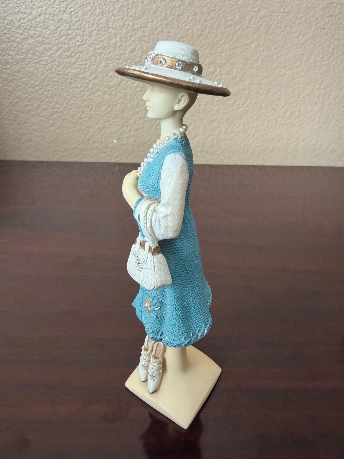 Vintage Women of the World Lady Elizabeth of London Resin Figurine 5.5″