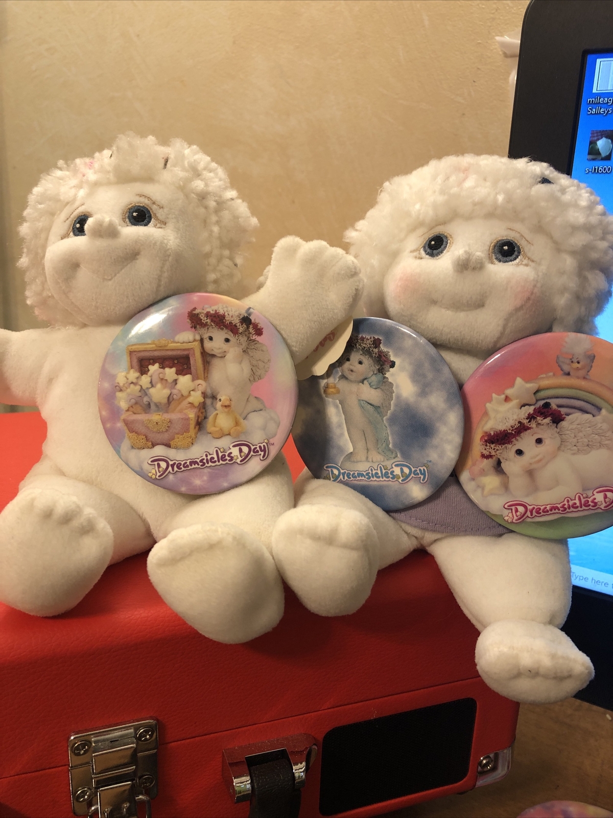 DREAMSICLES ANGEL HUGS LOT OF 2 WITH 3 BUTTONS 1998&2000 HUGGED BY AN ANGEL &A
