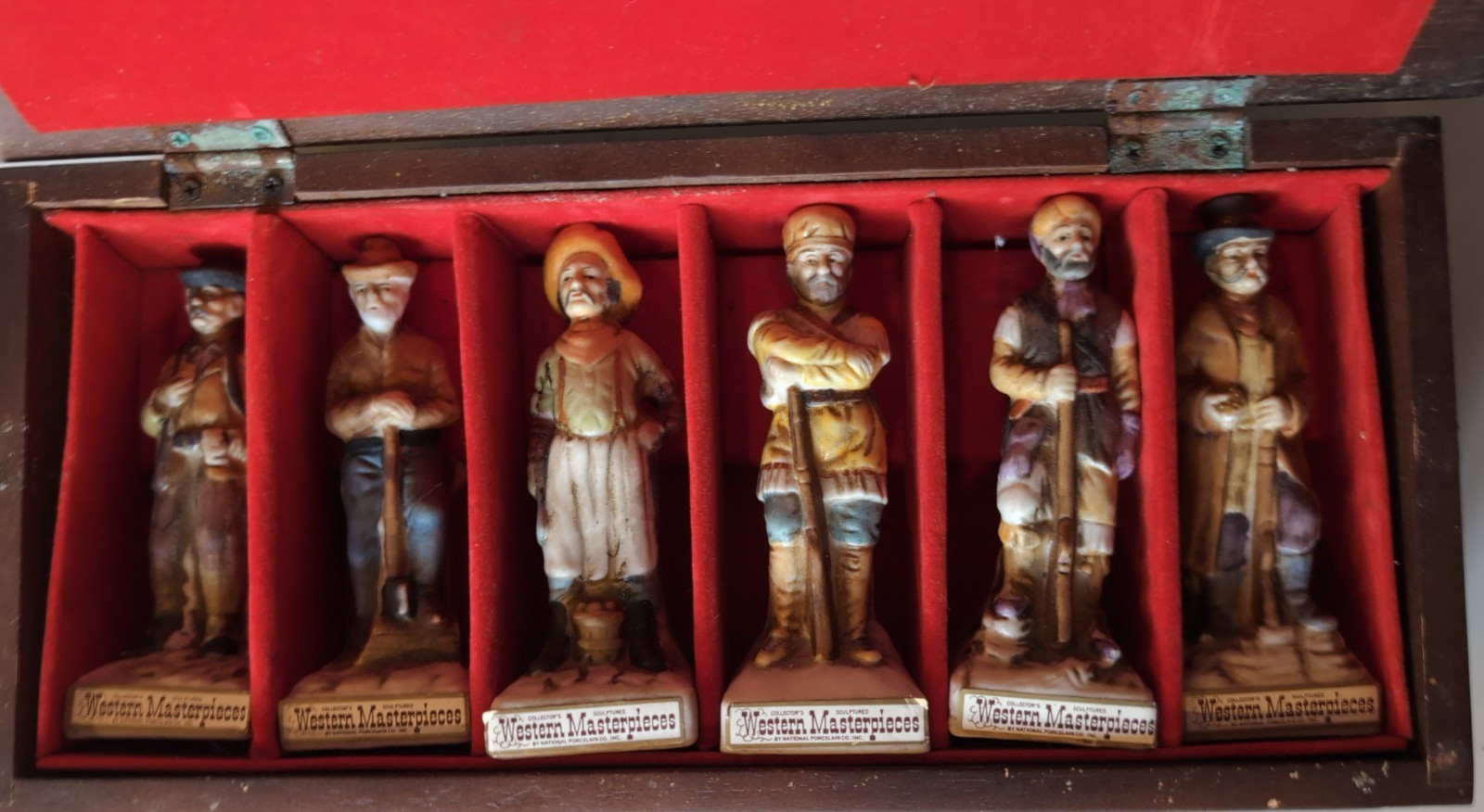 Western Masterpieces Figurines 6 Cowboy &Old West Settlers in Wooden Case