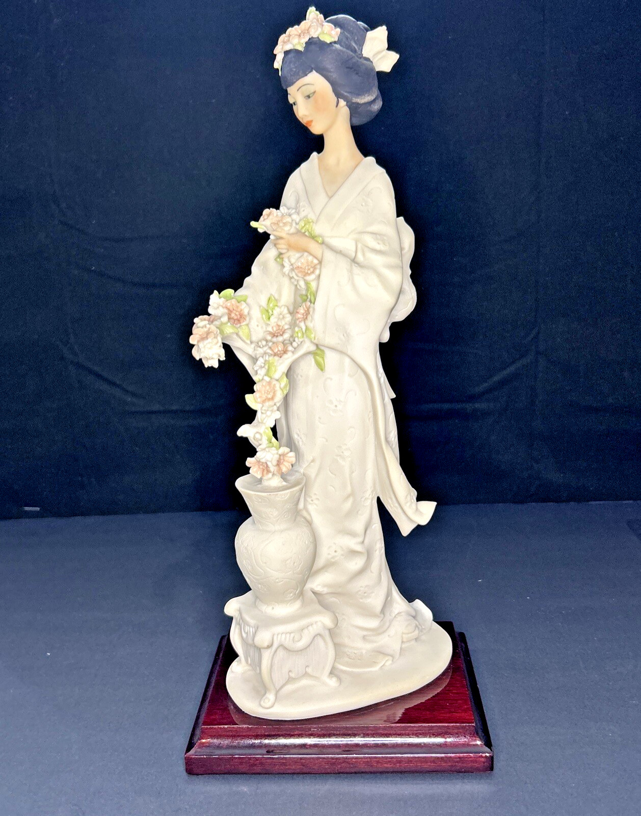 Giuseppe Armani Oriental Lady w Flowers in Large Vase 13.5” Matt 404S 1987