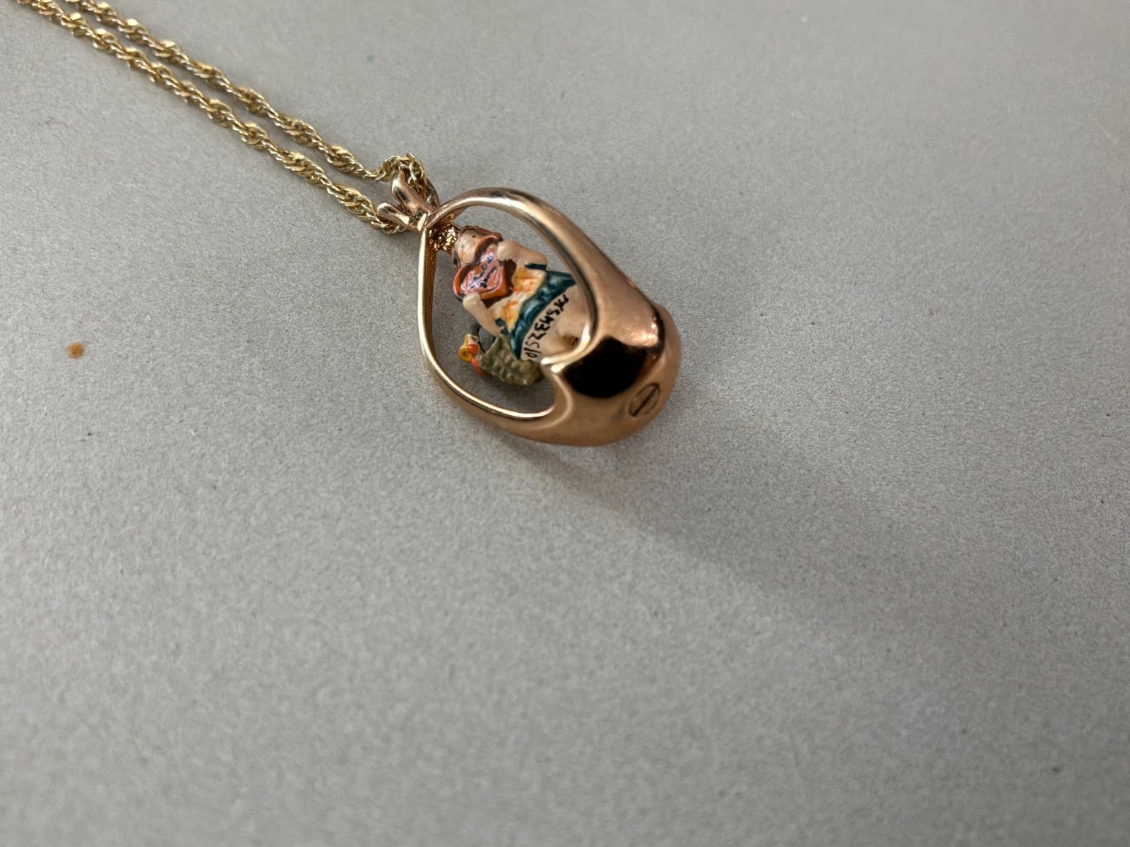 VTG Goebel Miniatures By Olszewski Goebel Collector’s Club Pendant Necklace 1982