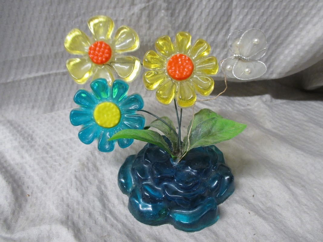 Vintage 70’s Lucite Flower Sculpture Figurine Daisies & Butterfly