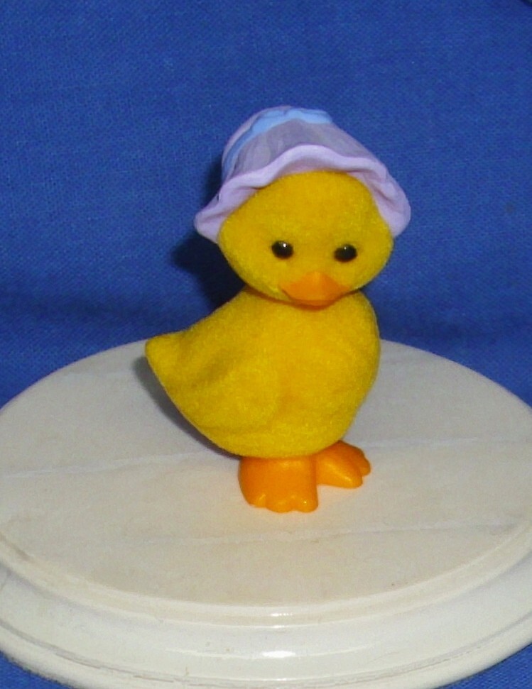 Hallmark Easter Merry Miniature Flocked Duck in Bonnet 1984 Used See Photos