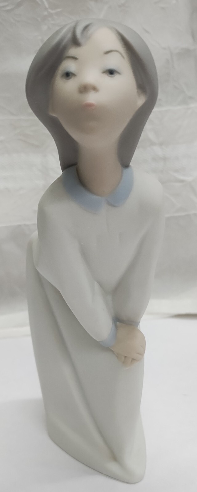 Vintage Lladro #4873 Nightgown Girl Kissing – Matte Unglazed Retired 7″ With Box