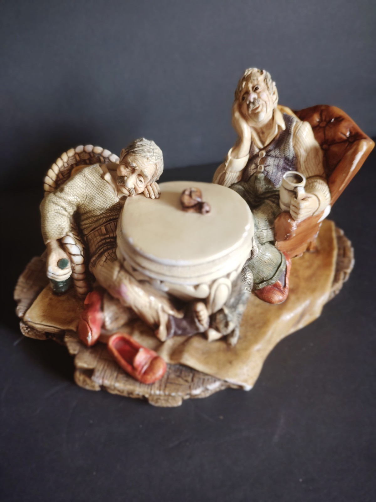 Naturecraft Hand Painted Resin Old Pals Figuri Beige Brown Red Sculpture England