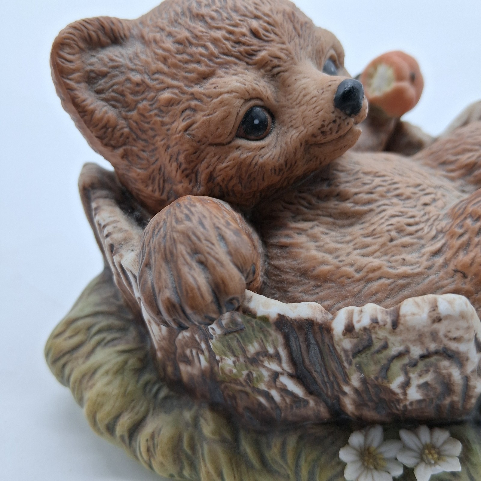 Vintage 1986 Homeco Masterpiece Porcelain Bear In Tree Eating Apple Figurine