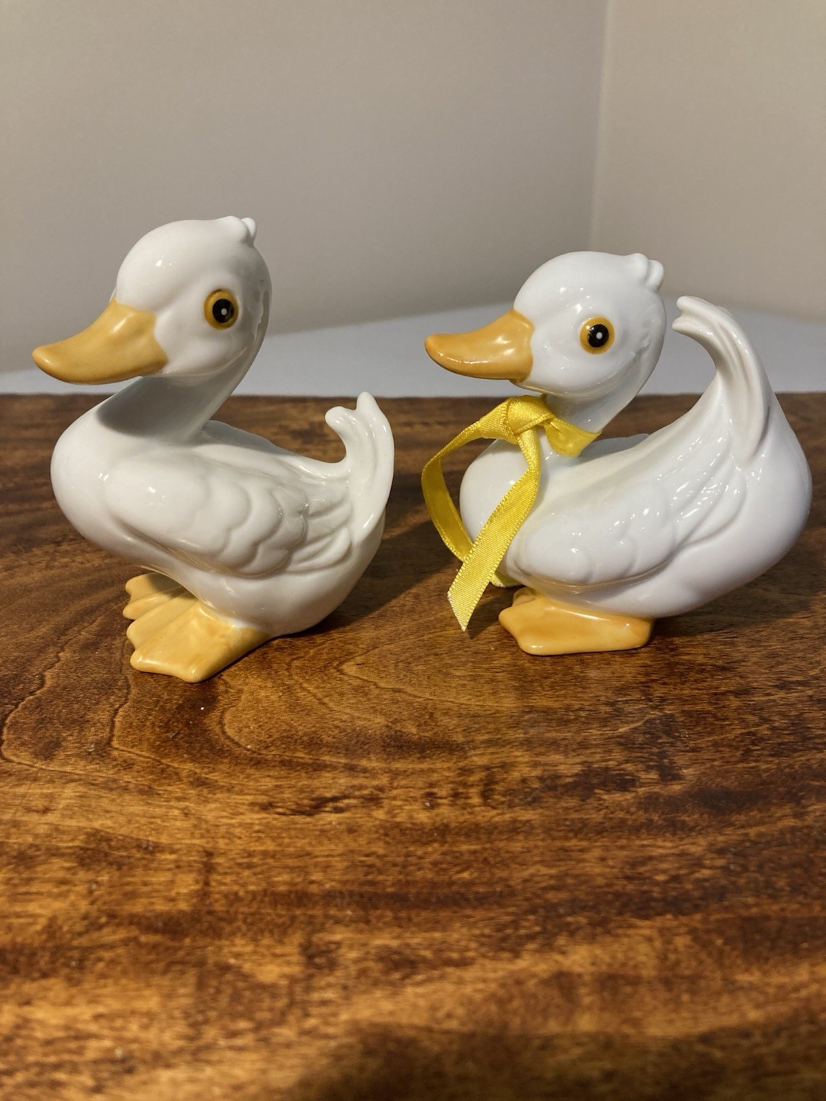 2 HOMCO #1414 White Ducks / Ducklings – 3.5″ Ceramic Porcelain Figurines