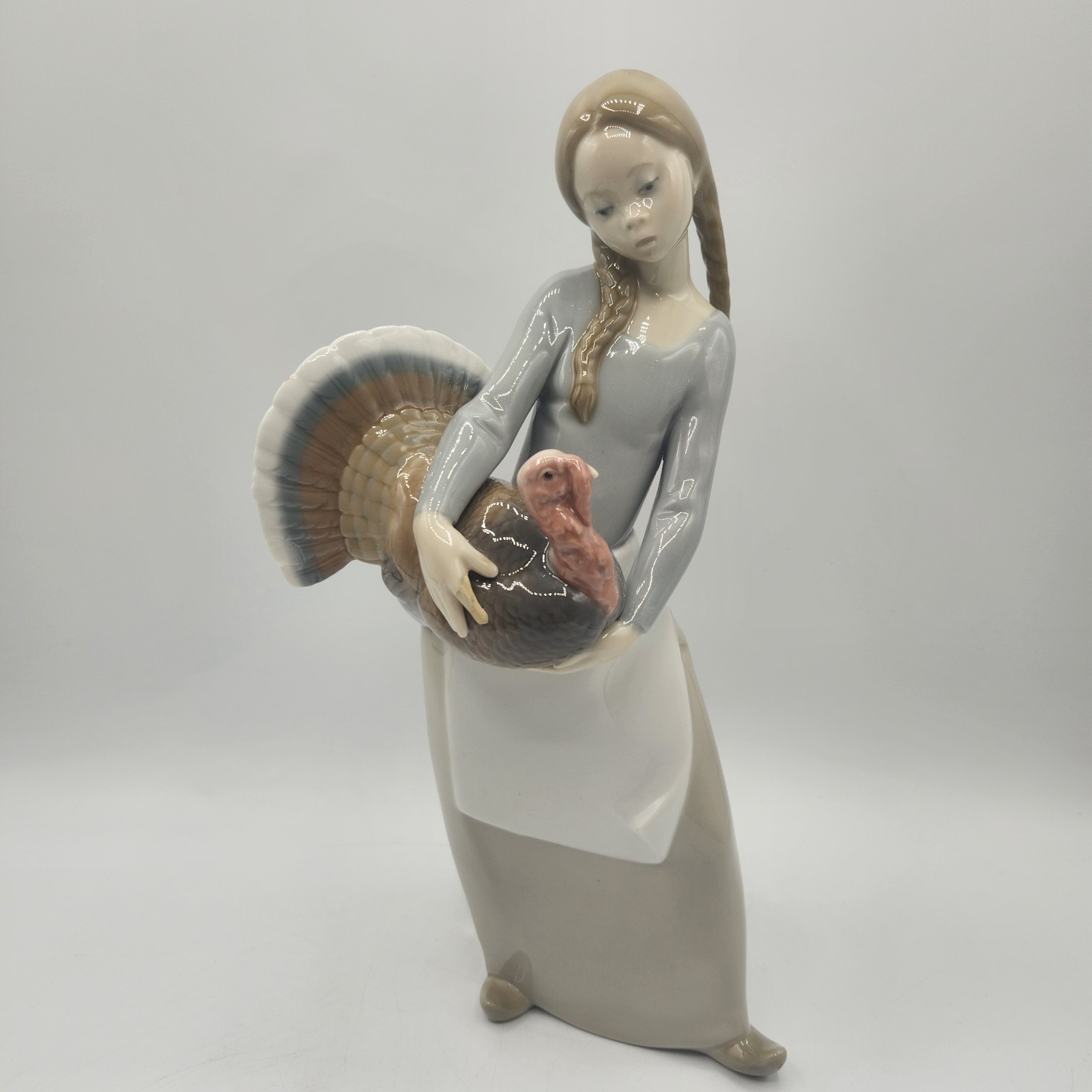 LLADRO FIGURINE 4814 “GIRL STANDING WITH TURKEY” THANKSGIVING READ