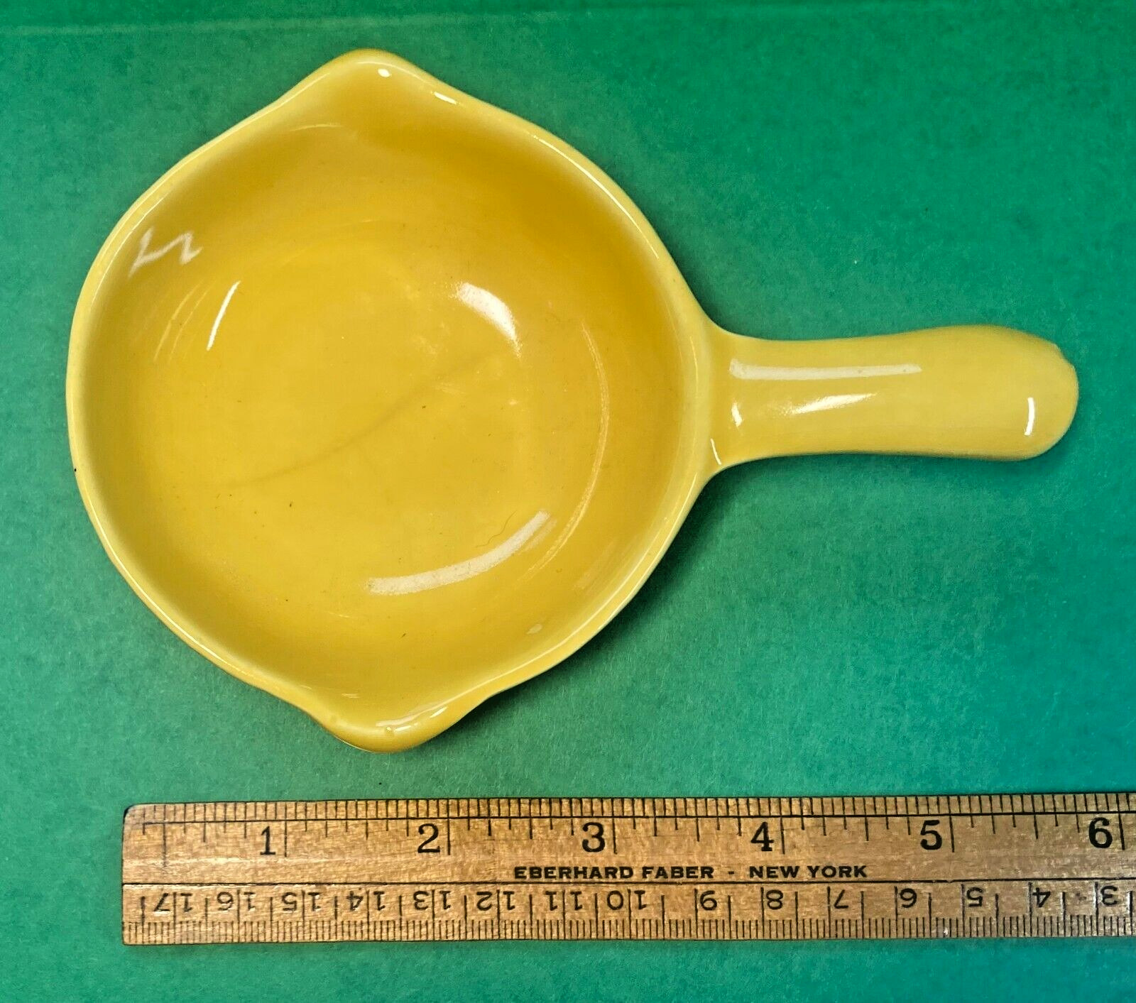 Vintage Novelty Souvenir Frying Pan Ashtray / Ceramic / 5-1/2″