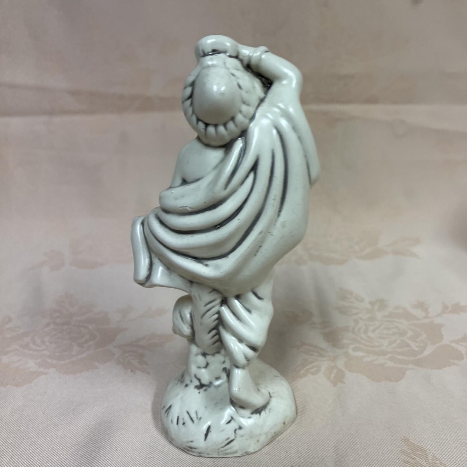 Atlantic mold Nativity 7 inch Villager in distress Ivory pearl glaze 1970’s PT19