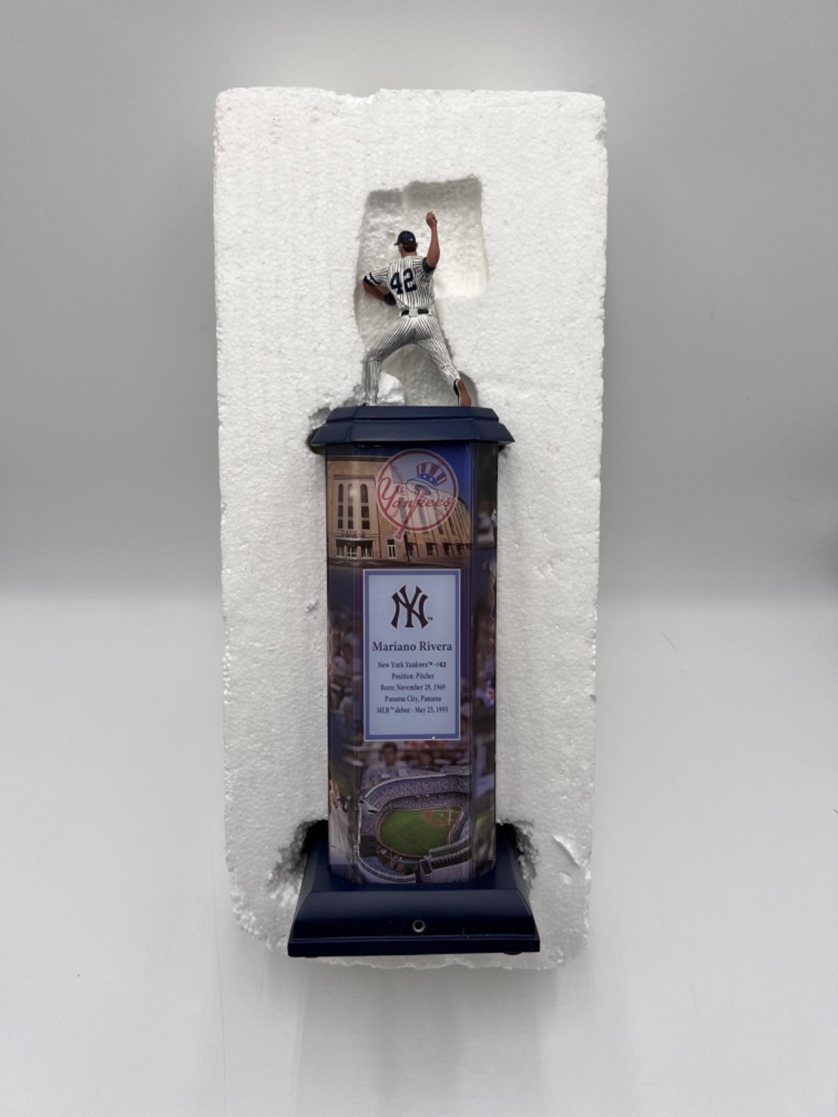 Mariano Rivera Illuminated Sculpture Yankees Bradford Exchange #1132/1995 Ltd Ed