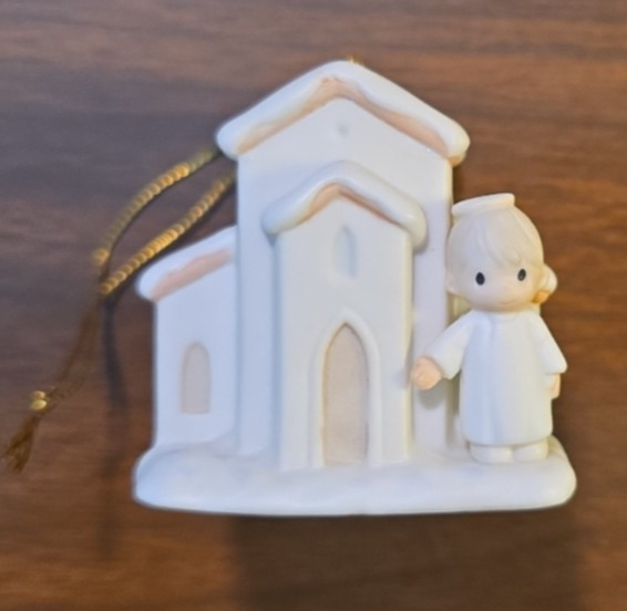 Precious Moments 528021 “There’s a Christian Welcome Here” Ornament Displayed