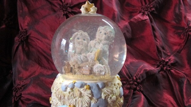 Dreamsicles Snow Globe “Star of Wonder” 10149 with music (Plays Silent Night)