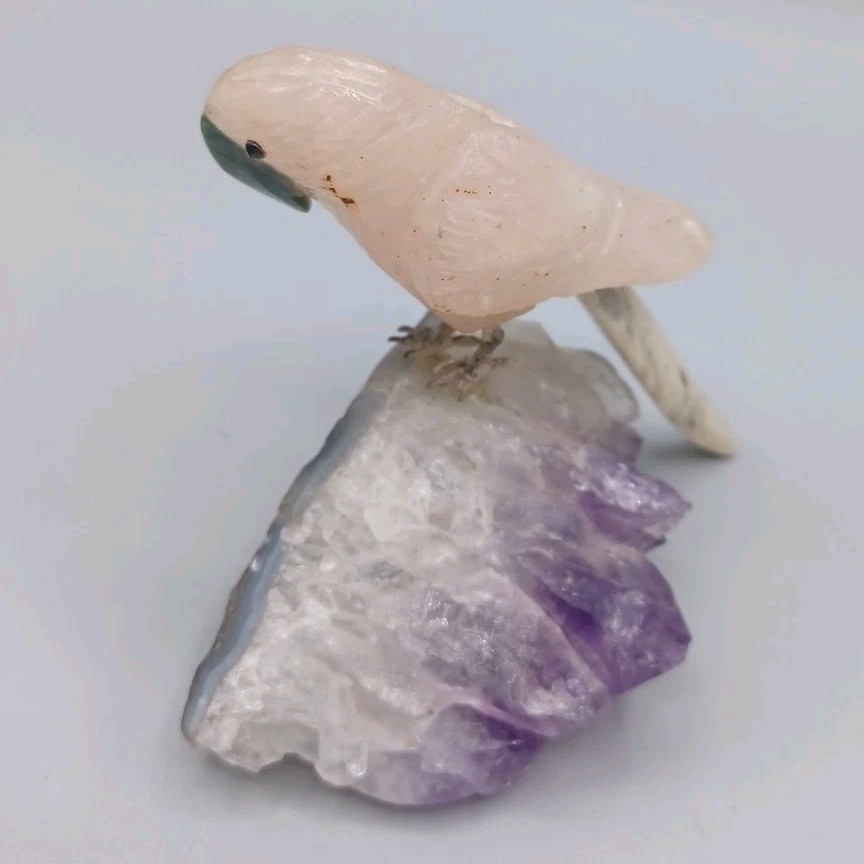 HAND CARVED GEM STONE MACAW PARROT BIRD ON AMETHYST & CLEAR QUARTZ STAND