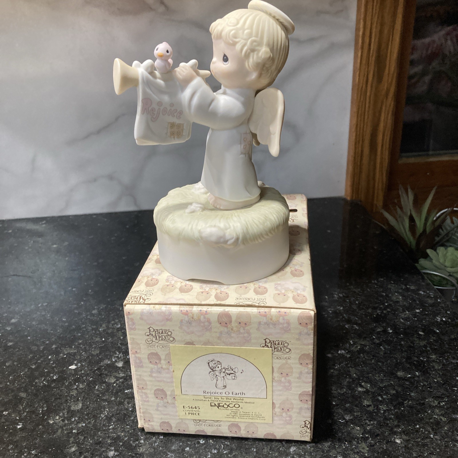 Precious Moments Figurine Music Box Rejoice O Earth Plays Joy To The World E5645