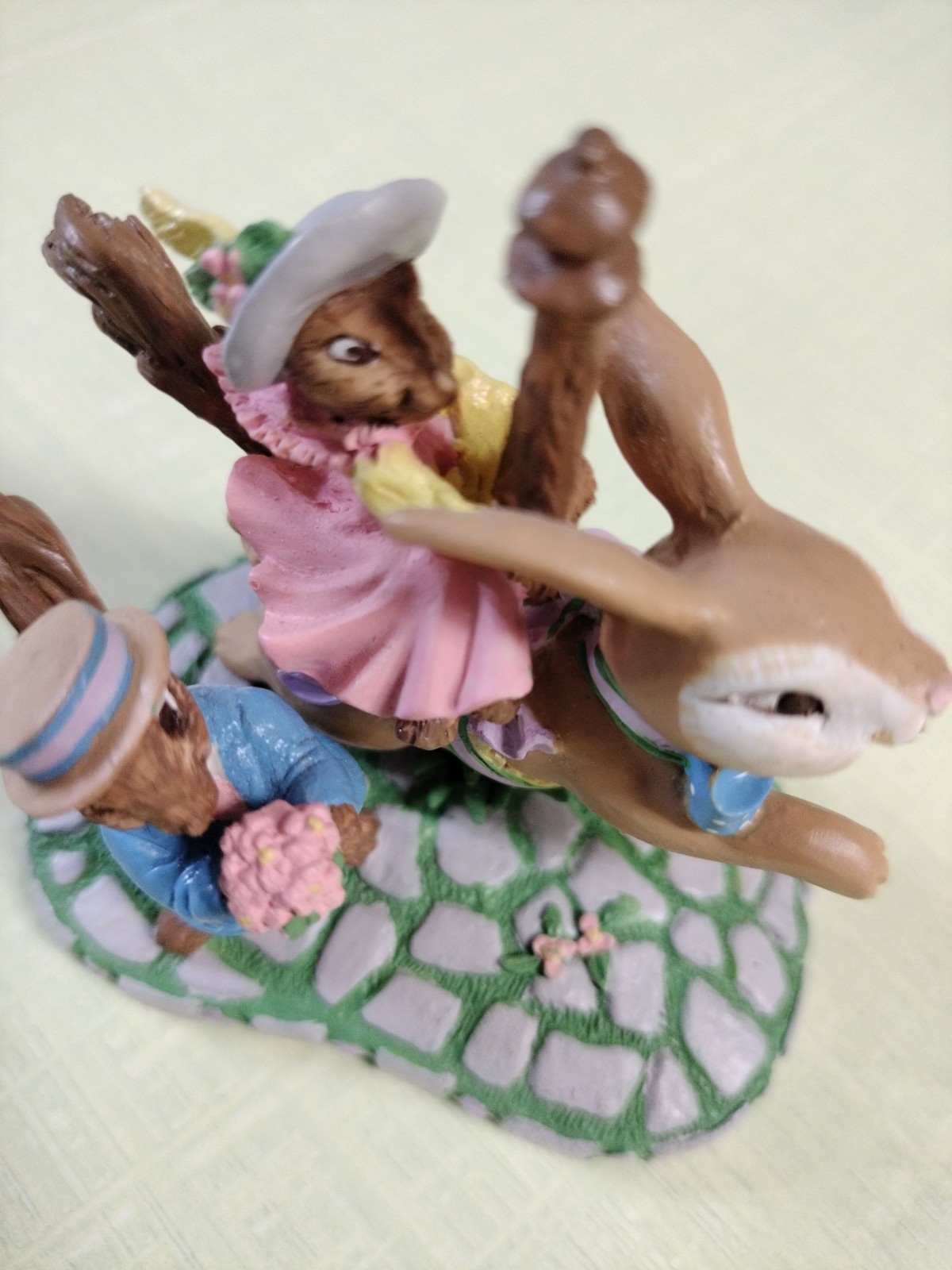 1993 AVON Kathy Jeffers Miniature Collection FLOWERS FOR A KISS Figurine