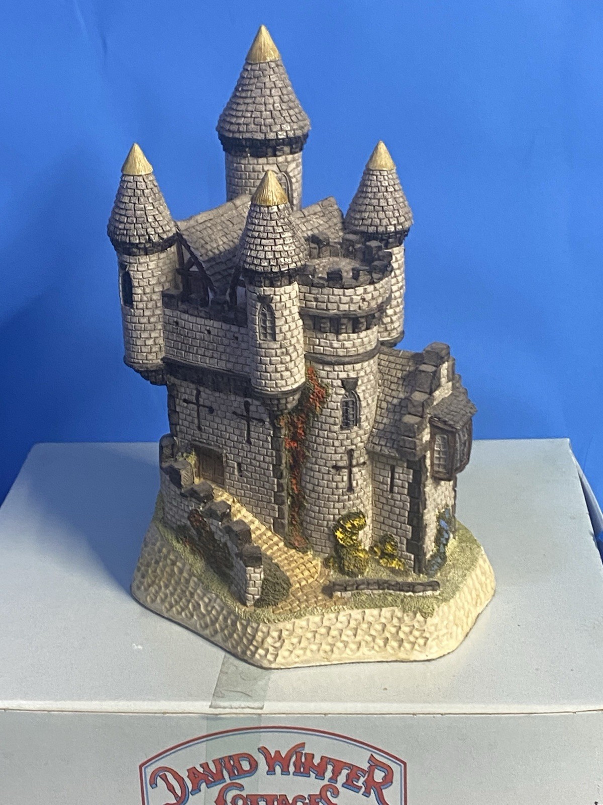 David Winter Cottage “Macbeth’s Castle” (1988) Scottish Collection BOX-COA