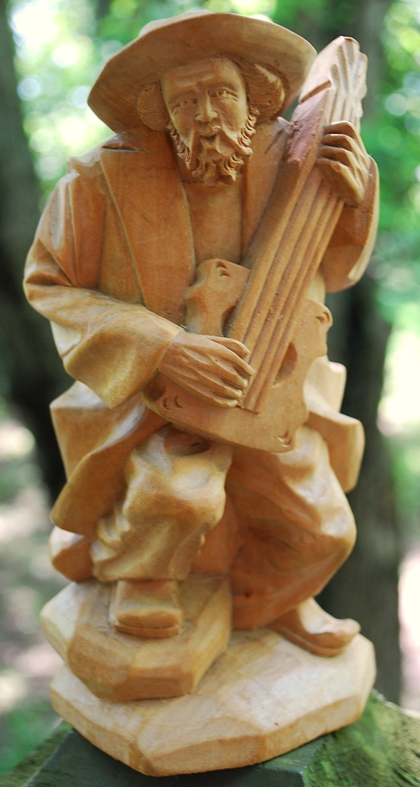 Antique BLACK FOREST GERMANY Hand Carved Wood Sculpture MAN PLAYING GUITAR 8.25″