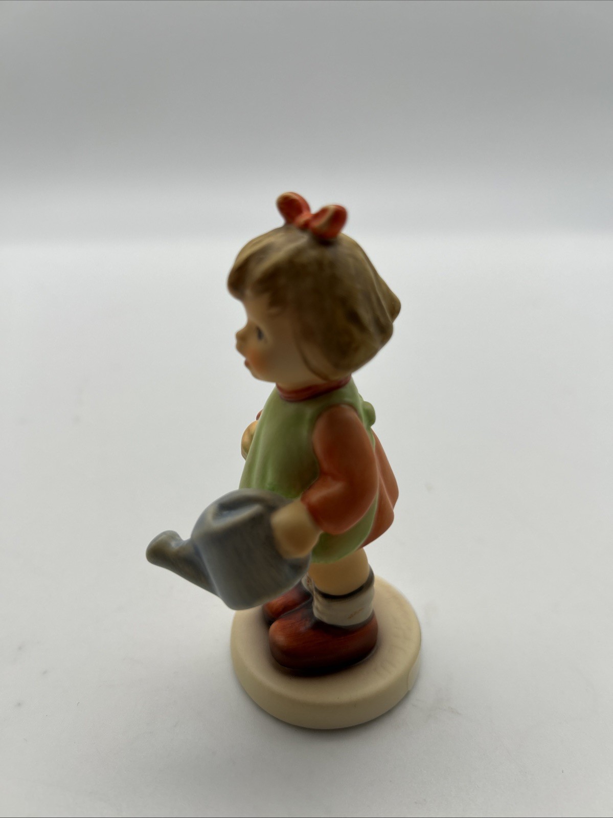 VINTAGE GOEBEL HUMMEL FIGURINE Natures Gift #729 Approx 3.5″ Girl Watering Can