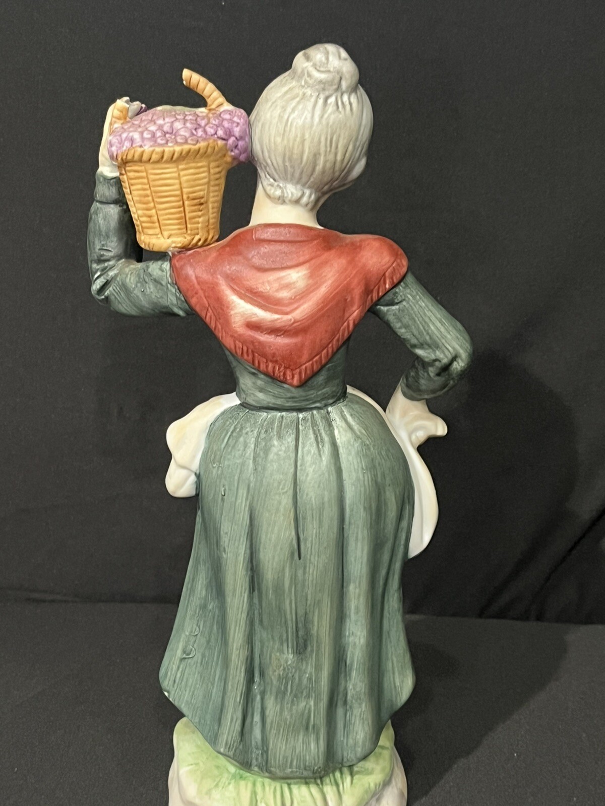 VINTAGE HOMCO PORCELAIN FIGURENE OF WOMAN WITH A BASKET OF GRAPES