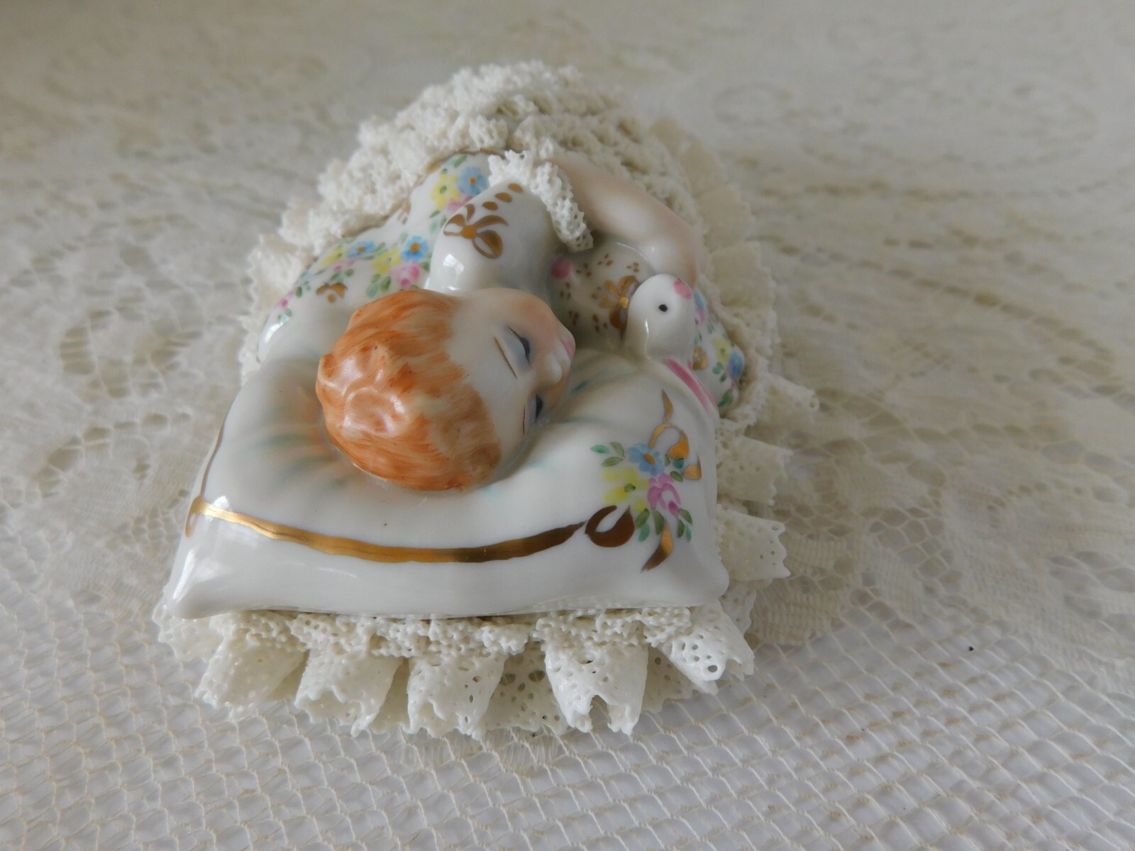 MULLER VOLKSTEDT IRISH DRESDEN FIGURE PORCELAIN LACE BABY CUDDLING BUNNY – MINT