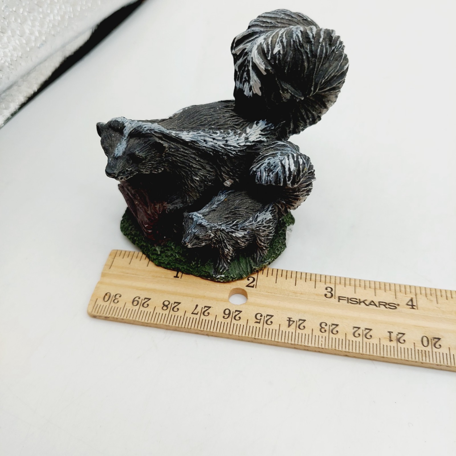 Skunk Figurine Parent And Baby Resin Jada Capital 2.5″