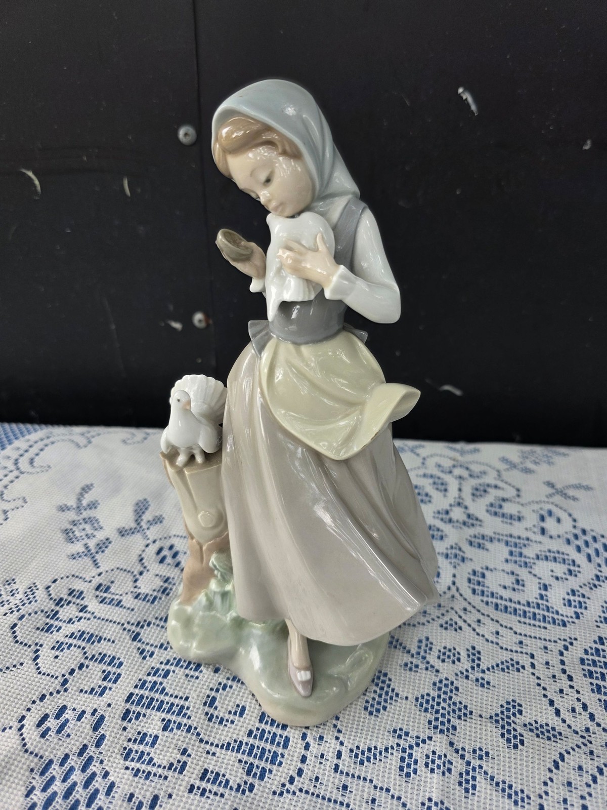 Lladro porcelain figurine titled “Girl with Pigeons” “Girl with Two Doves” #4915