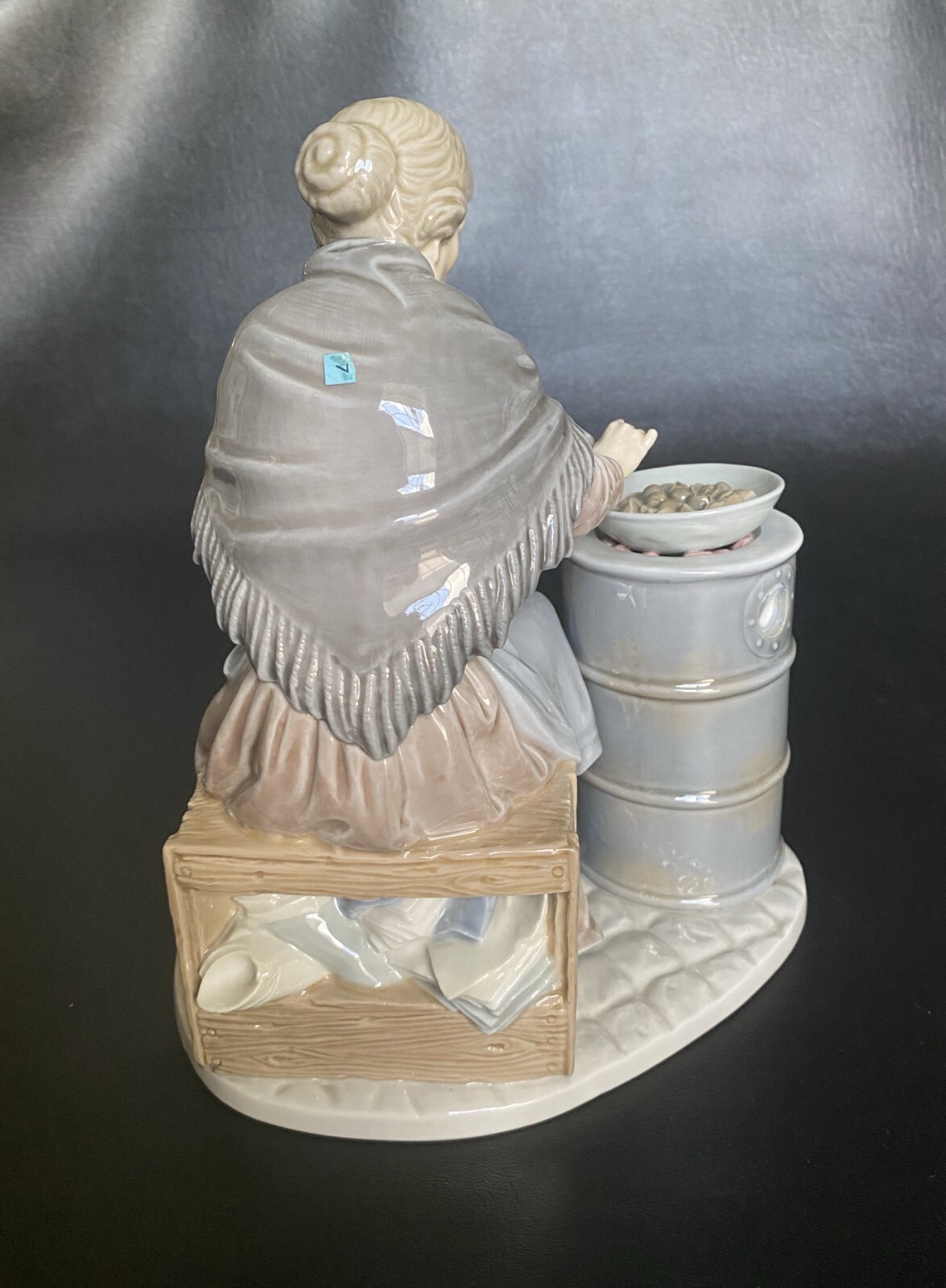 Lladro 1373 CHESTNUT SELLER street merchant old lady, retired 1981 – 9.5 inch