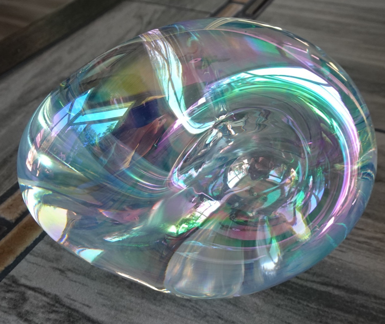 1998 Robert Eickholt Iridescent 4″ Pinch Art Glass Sculpture Paperweight