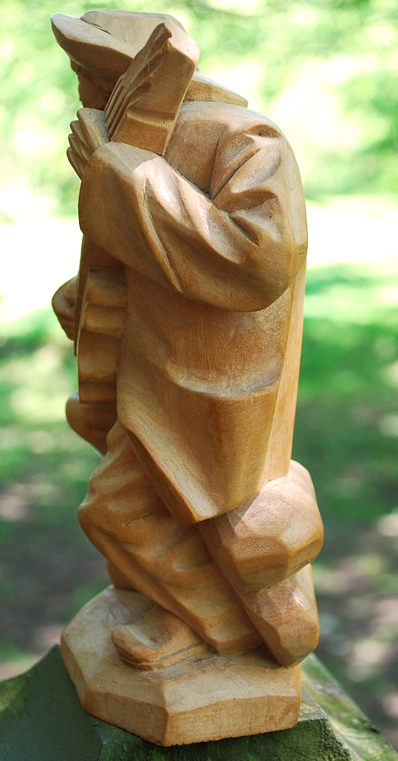 Antique BLACK FOREST GERMANY Hand Carved Wood Sculpture MAN PLAYING GUITAR 8.25″