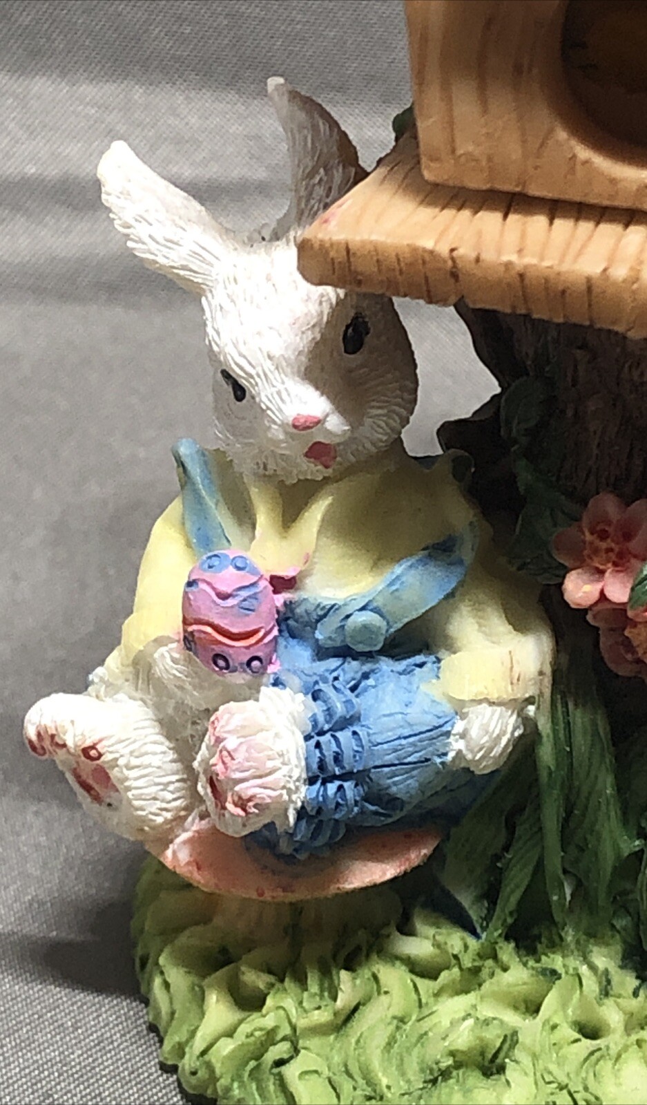 K’s Collection Hinged Bird House with Easter bunnies Holding Eggs Awesome Detail