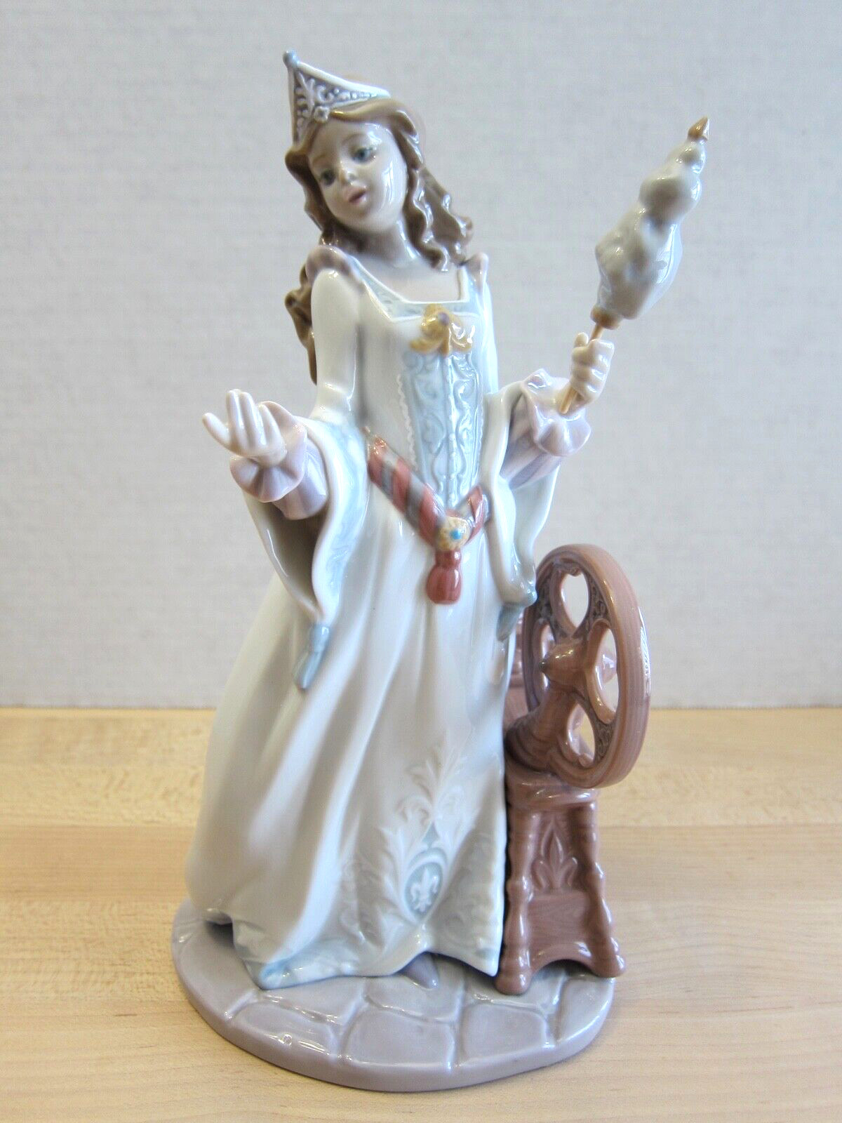 Lladro 9189 Disney Sleeping Beauty Girl Figurine With Box