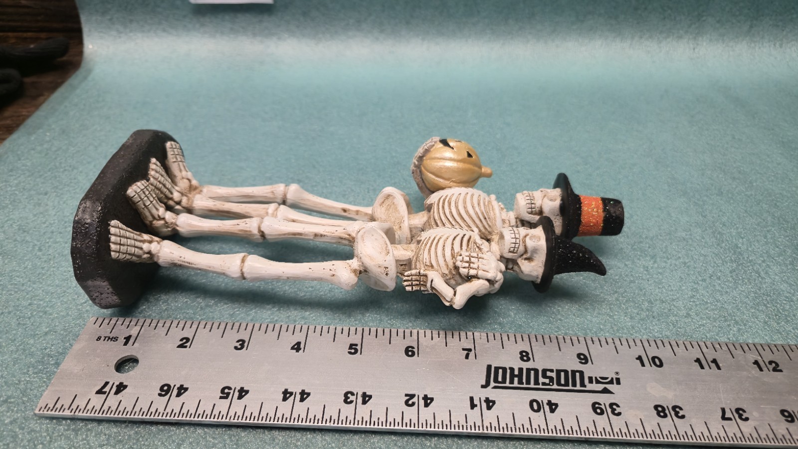 Skeleton Couple Halloween Figurine Decoration – Witches Hats / Jack O Lantern