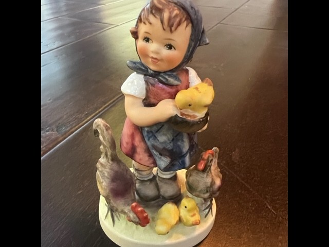 Goebel Hummel “Feeding Time” Figurine #199/0 Girl w Chickens Germany