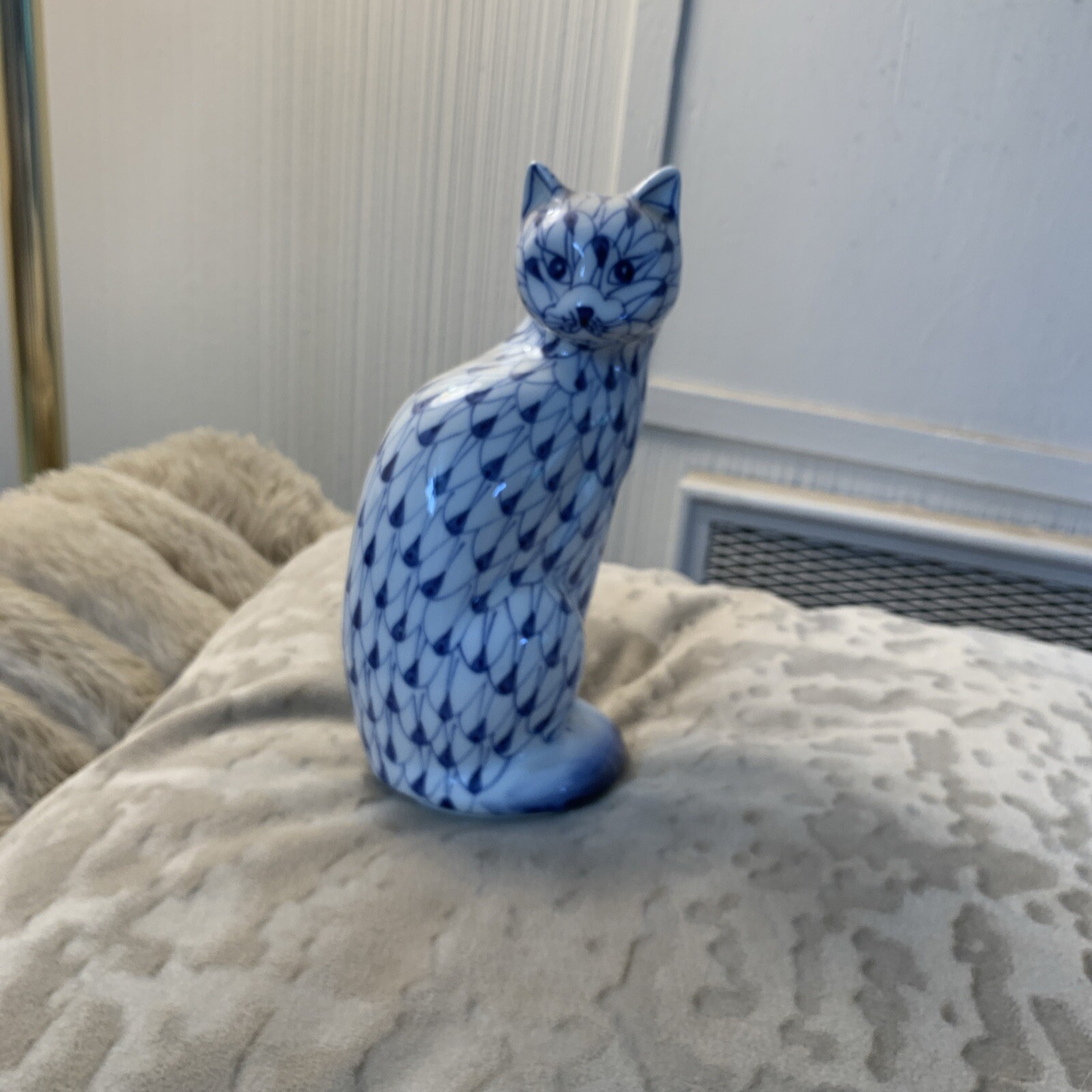 Vintage ANDREA by SADEK CAT Figurine Blue White Fishnet Pattern Style 7.5″
