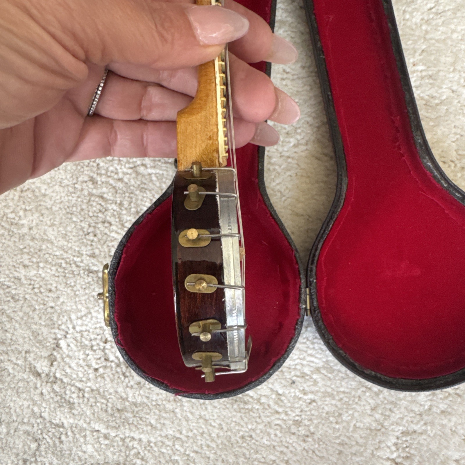 VINTAGE MINIATURE MUSICAL INSTRUMENT -5 STRING BANJO IN CASE – NICE REALISTIC