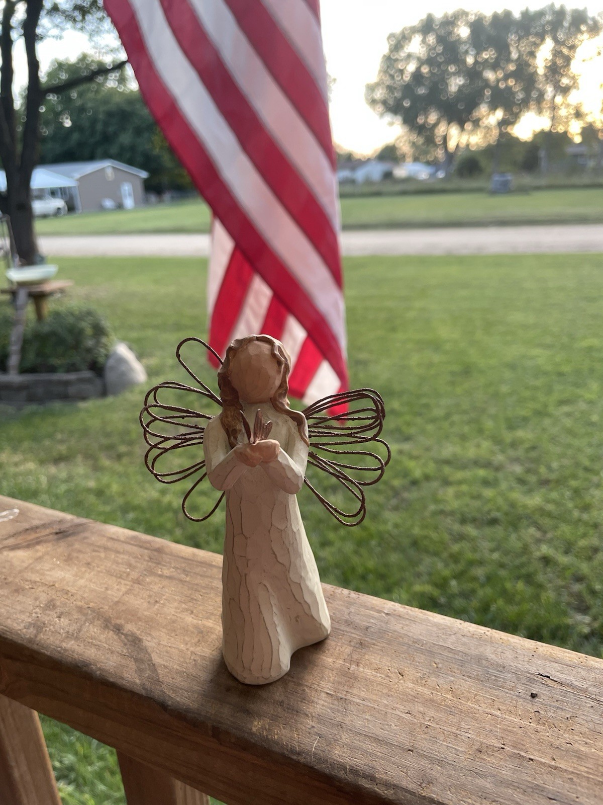 Willow tree -Sue Lordi Angel Of Freedom Figurine-holding butterfly 2000 5”t 3.5D