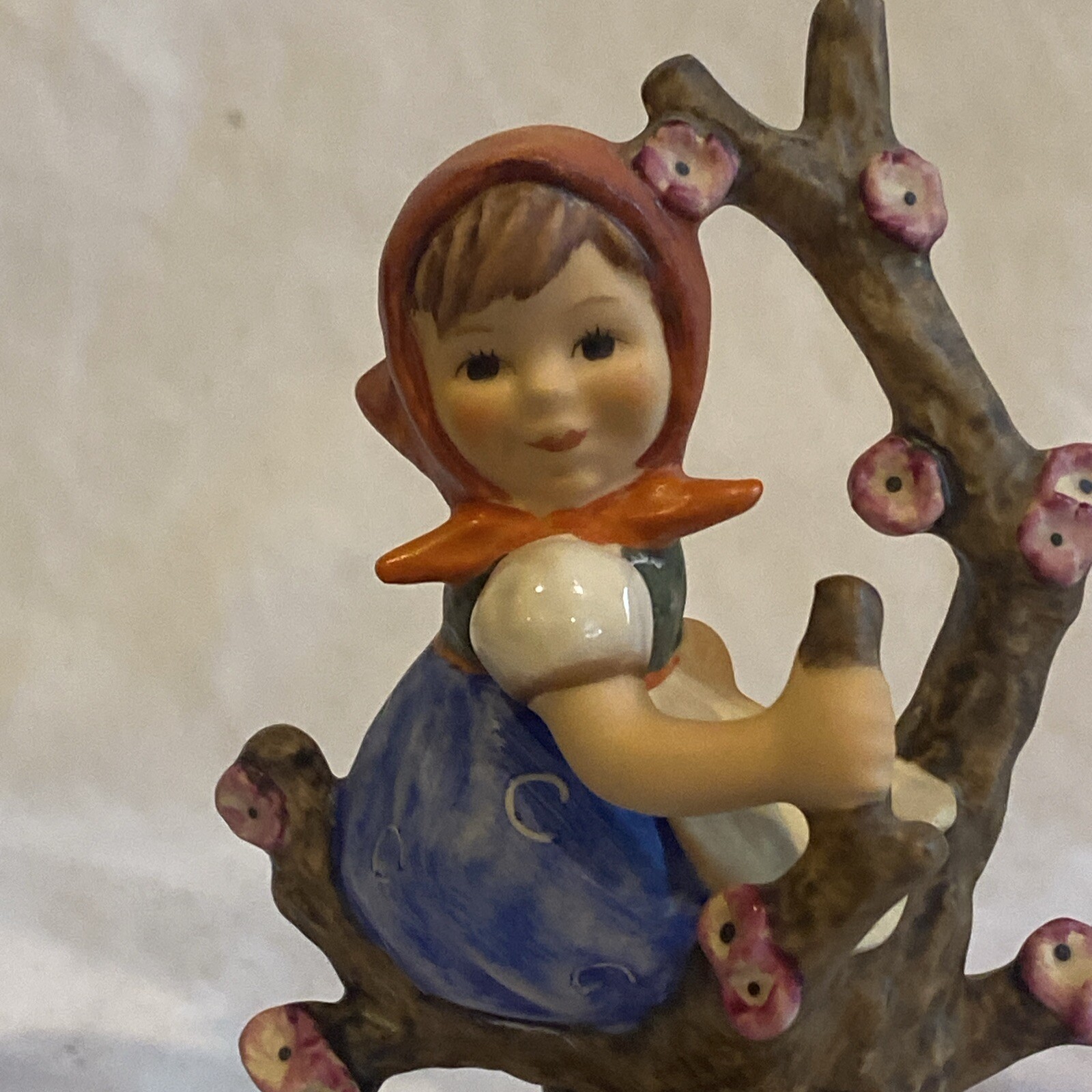 “Apple Tree Girl” Goebel Hummel Figurine TMK5 #141 3/0 4 1/8” Tall