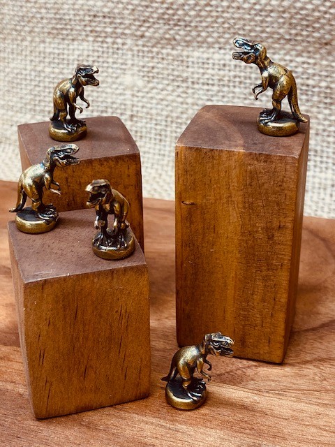 One Dinosaur hinge head, door pet figurine