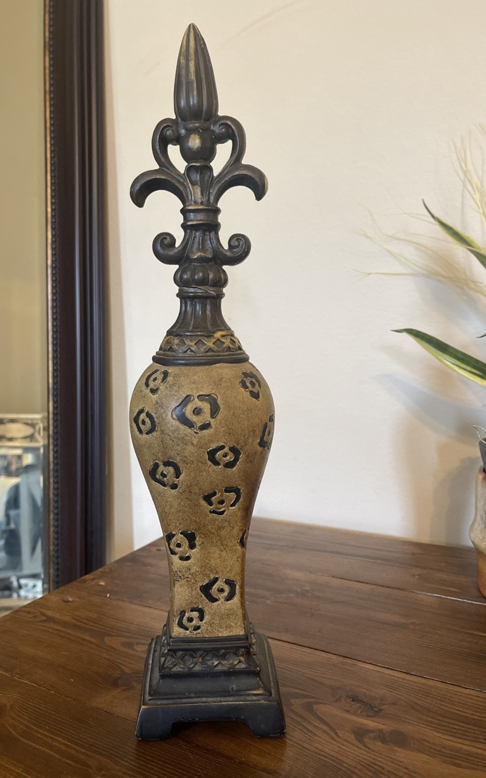 Animal Print Fleur-de-Lis Finial on Pedestal Stand Bronze/Tan 17.5″