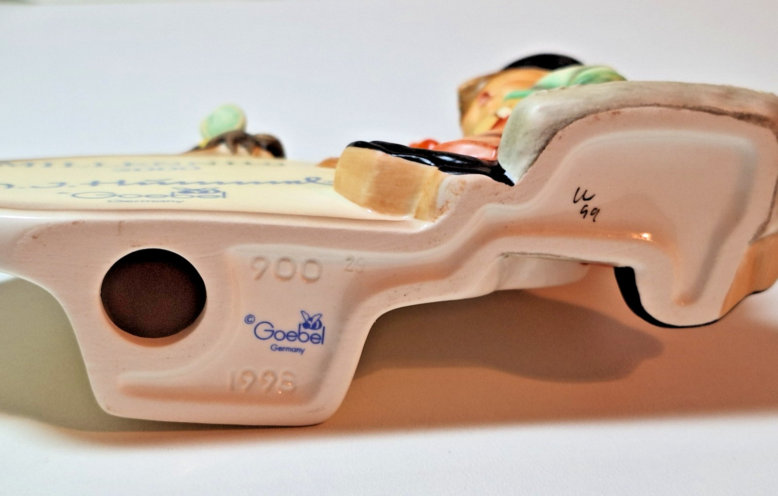 HUMMEL Merry Wanderer #900 TMK8 Millennium 2000 Plaque Figurine – Read!