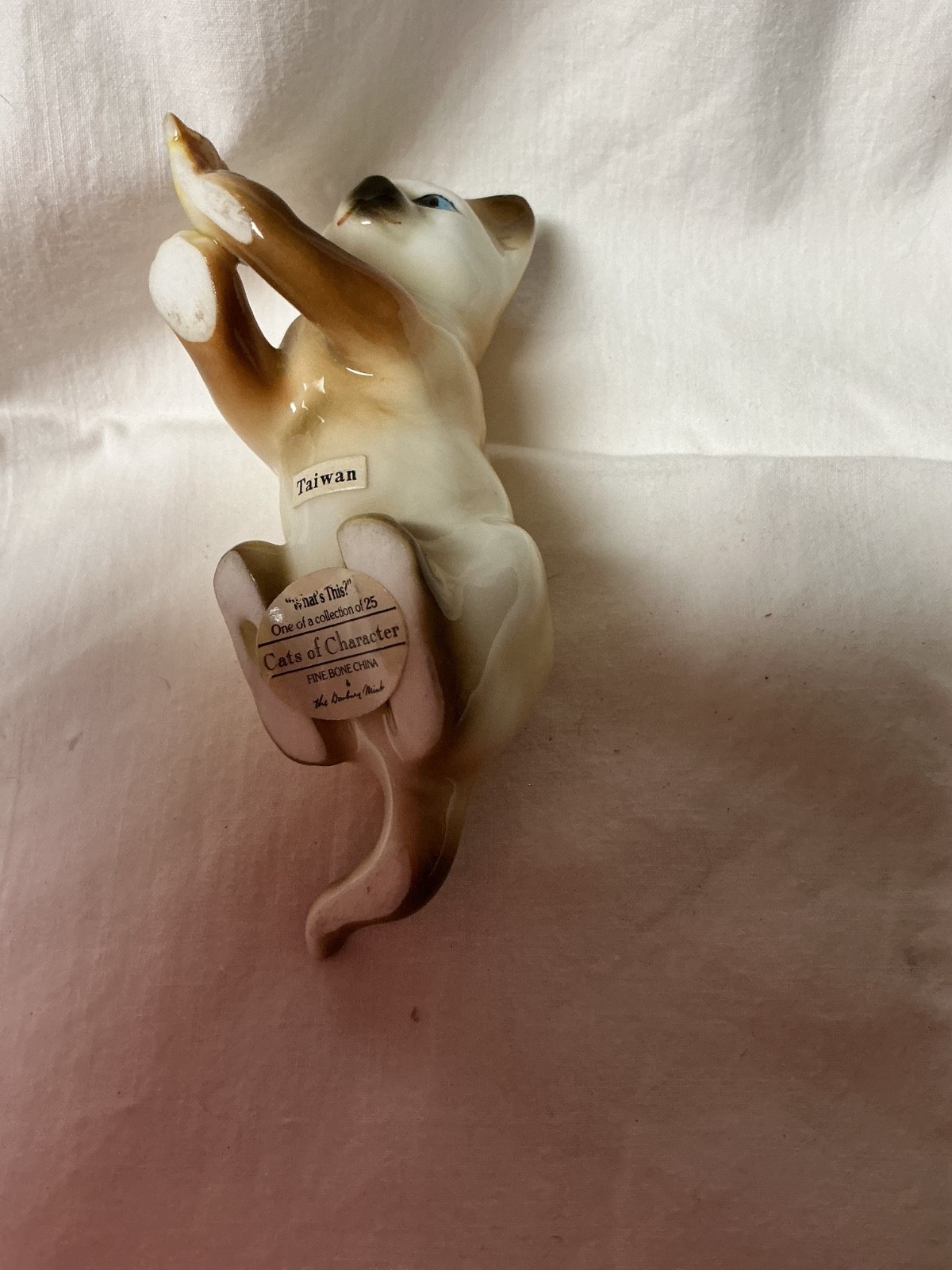 VTG. DANBURY MINT CATS OF CHARACTER FINE BONE CHINA FIGURINE WHATS THIS SIAMESE