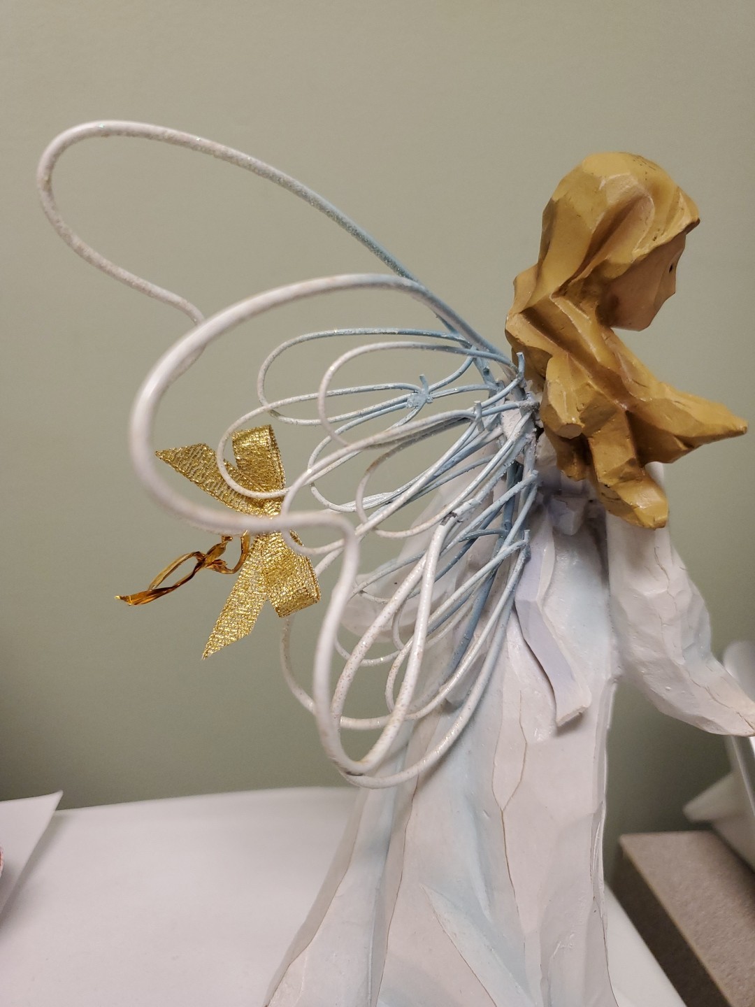 Angel Accents By Roman Inc. 7″ Tall, Holding a wreath of flowers, 2001 9A
