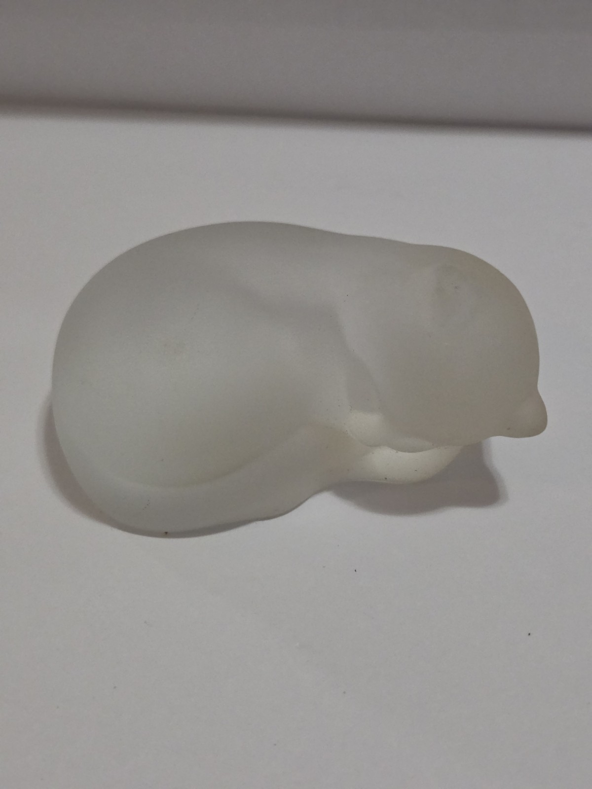 1986 The Franklin Mint Curio Cabinet Cats Collection Clear Frosted Sleeping Cat