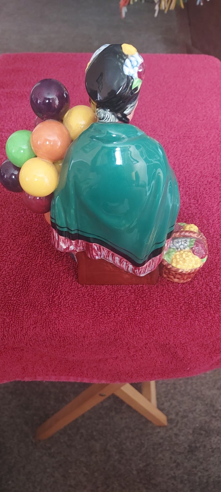 THE OLD BALLOON SELLER (WOMAN) ROYAL DAULTON FIGURINE H.N 1315