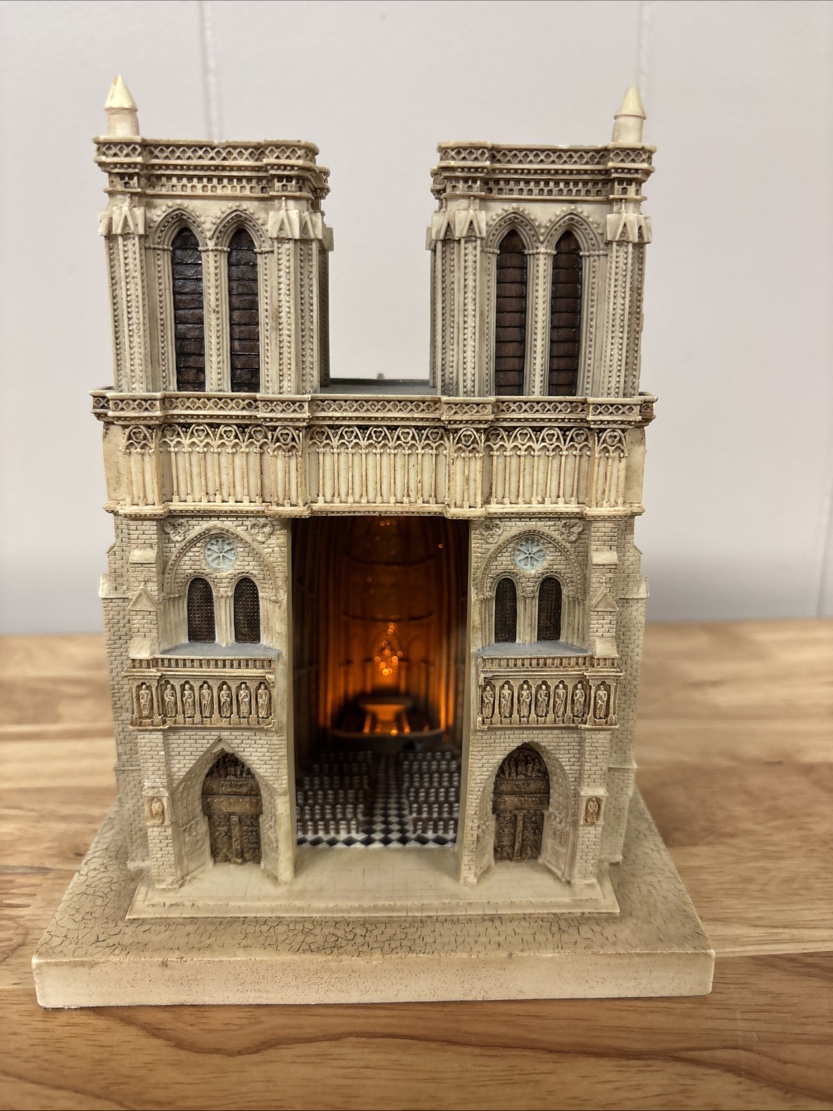 Vintage Harmony Ball Co Notre Dame Cathedral Lighted Resin Statue Figurine 2005
