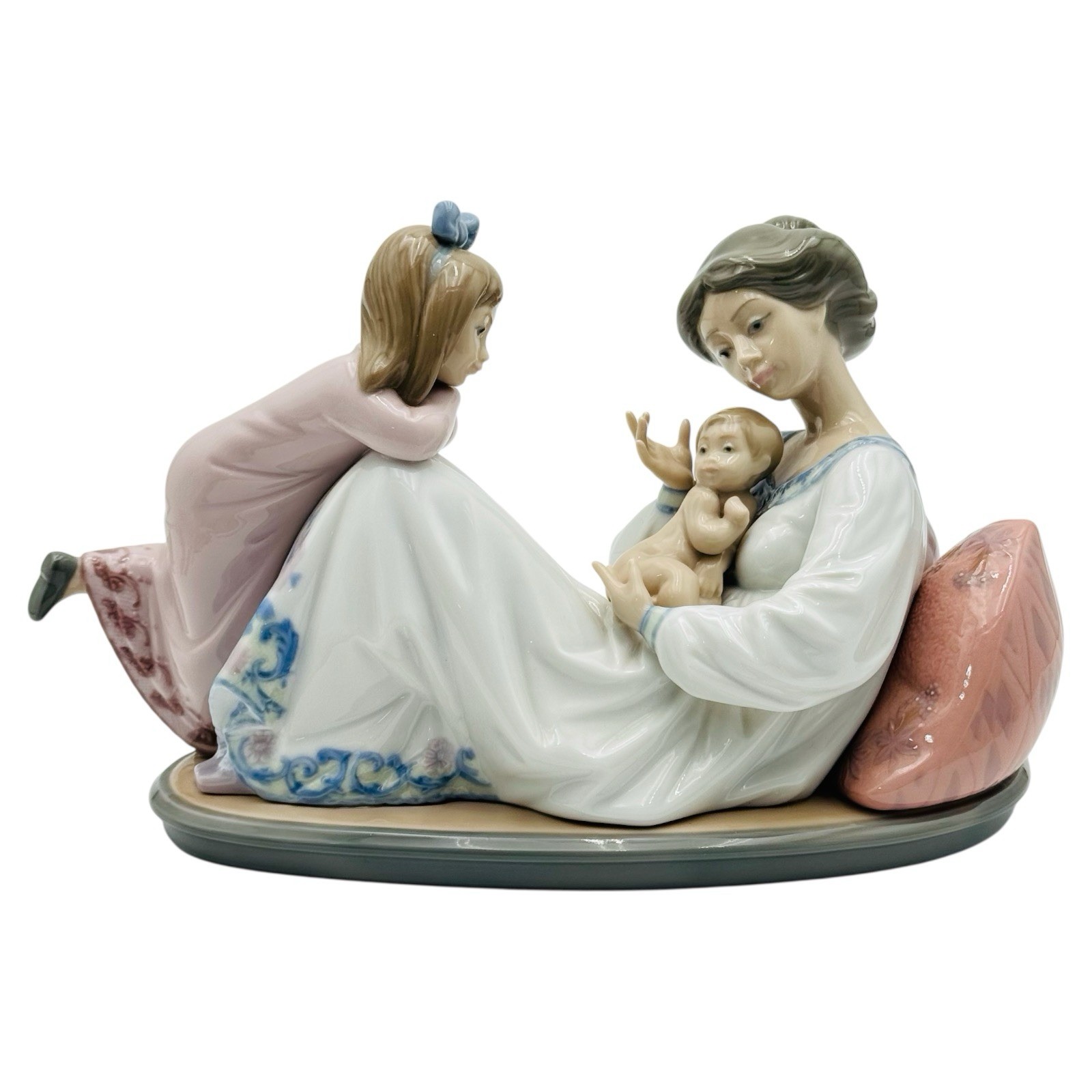 Lladro Latest Addition #1606 Mother And Daughter With Newborn Baby Figurine